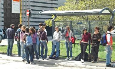 Passeggeri in attesa di un autobus allora di punta in una fermata del centro storico 
