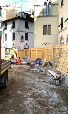 Il cantiere in via del Can Bianco dove è stata fatta la scoperta