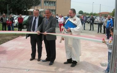Il sindaco Guidi il presidente Susini e don Ettore al taglio del nastro 