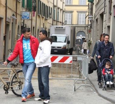 Ai lati due scorci di via Filippino A destra il macellaio Daniele Fedi   
