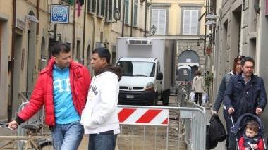 Ai lati due scorci di via Filippino A destra il macellaio Daniele Fedi