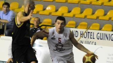 La guardia Realini alle prese con Evotti; in alto Passaglia (Vip)