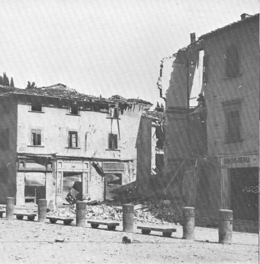 Alcune immagini di Fucecchio dopo i bombardamenti. A sinistra piazza Montanelli sopra due militari inglesi in basso a sinistra l’incrocio tra via Nazario Sauro e via Cairoli e sotto la torre di Castruccio