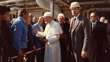 Visita in fabbrica col direttore Sardano, l’incontro al Cdf e la stretta di mano con alcune dipendenti (Archivio Solvay)