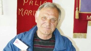 Sergio Marconi, della sezione nautica del Benci Centro, sorteggia le partenze del prossimo memorial Lubrani-Meoni