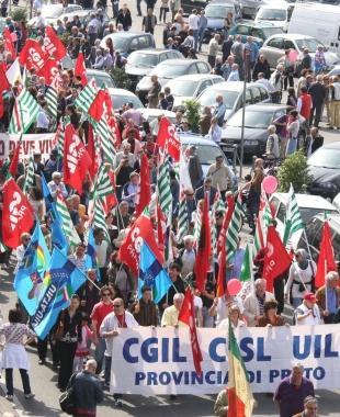 Bandiere e striscioni dei sindacati in un corteo del 1&ordm; Maggio        