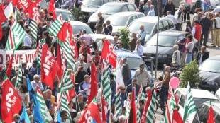Bandiere e striscioni dei sindacati in un corteo del 1º Maggio