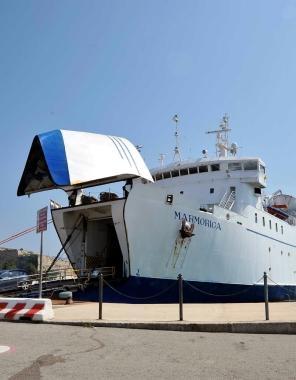 Una nave della compagnia regionale Toremar in banchina a Portoferraio    