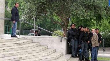 Il presidio delle forze dell’ordine davanti alla chiesa di S. Sebastiano