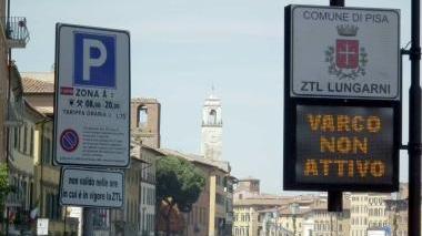 Il varco elettronico sui Lungarni e una scena della movida