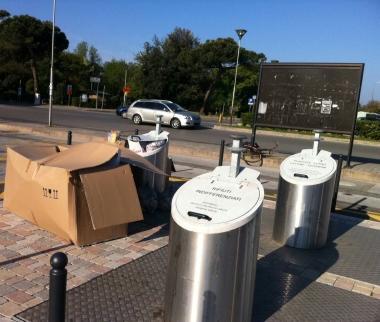 I cassonetti interrati in piazza a Tirrenia
