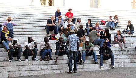 Permessi di soggiorno negati: immigrati occupano il Duomo di Massa