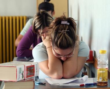 Studenti in classe alle prese con un problema difficile