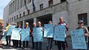 Gli abitanti del Limoncino protestano davanti alla Prefettura
