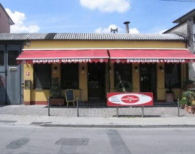 Il negozio preso di mira  