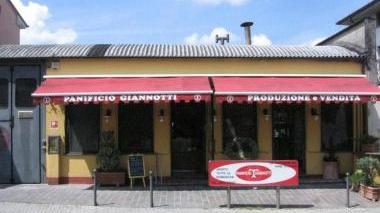 Il negozio preso di mira