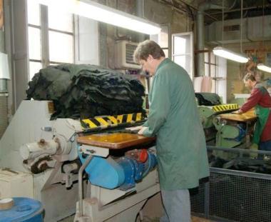 Un operaio al lavoro allinterno di una conceria      