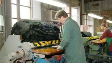 Un operaio al lavoro all’interno di una conceria