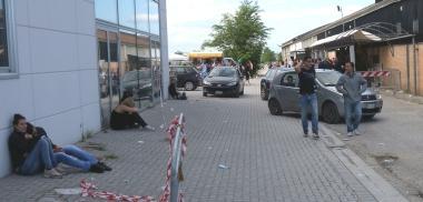 E il primo pomeriggio del Primo Maggio: lafter hour &egrave; finito: i ragazzi si riposano fuori dal locale 