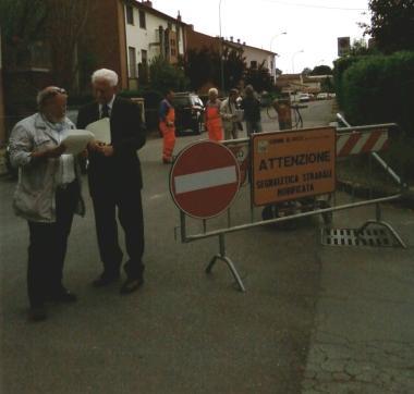 Il sindaco Mauro Favilla e lassessore Marco Chiari nelle zone in cui sono stati aperti i cantieri per la nuova viabilit&agrave; a S. Concordio  