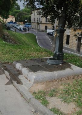La fontana accanto al Ciscu sulle Mura 