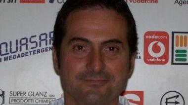 A sinistra il coach della Quasar Alessandro Tosi: a destra l’esultanza dei giocatori apuani dopo la vittoria al tie break che lascia intatte le speranze di conquistare i playoff