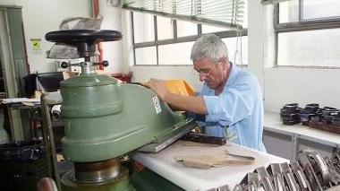 Un operaio calzaturiero al lavoro