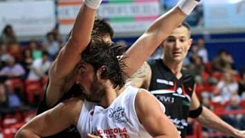 Tessitori impegnato in un “corpo a corpo”