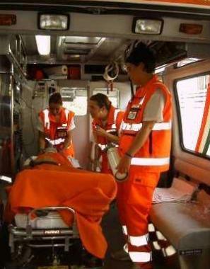 Volontari in azione durante un soccorso 