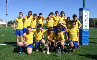 Rugbisti pisani in una foto di gruppo e sotto una fase di gioco    