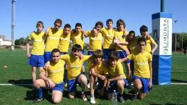 Rugbisti pisani in una foto di gruppo e sotto una fase di gioco
