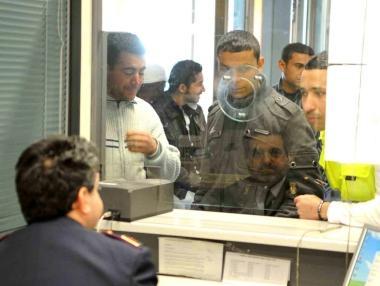 I tunisini il giorno del ritiro del permesso di soggiorno in questura 