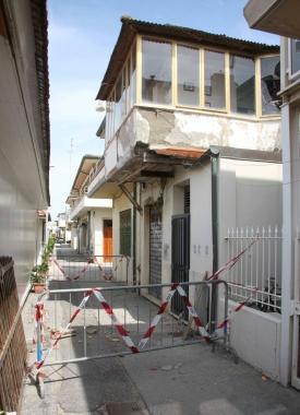 <b>TRANSENNE.</b> Chiuso il tratto di via Barellai tra gli ingressi del bagno Bengasi per la caduta di calcinacci da un edificio in attesa dei permessi per la ristrutturazione  