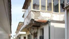 <b>TRANSENNE.</b> Chiuso il tratto di via Barellai tra gli ingressi del bagno Bengasi per la caduta di calcinacci da un edificio in attesa dei permessi per la ristrutturazione