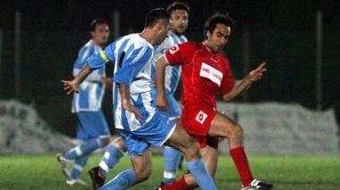 Il capitano del Gavena Biancalani prova a impostare un’azione di gioco ma deve vedersela con Borghini (del Bassa) che vuole intercettare il suo passaggio in profondità
