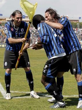 Obodo festeggiato dopo il gol 