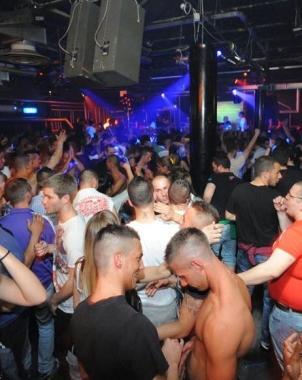 Un momento della serata in discoteca e, a destra, due ballerine 