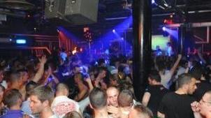 Un momento della serata in discoteca e, a destra, due ballerine