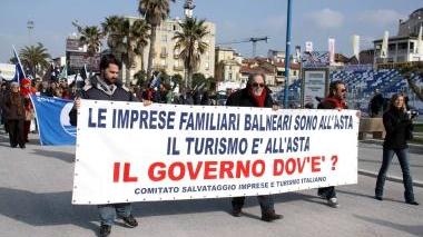 <b>SUPERMINISTRO.</b> Sotto, il titolare dell’Economia Giulio Tremonti A destra, una protesta di balneari in Passeggiata a Viareggio