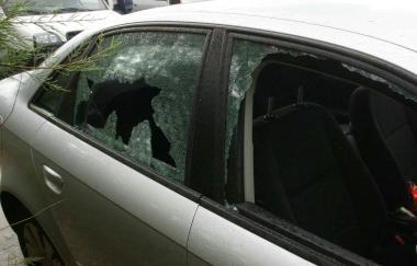 Un’auto danneggiata con il finestrino rotto