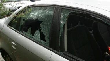 Un’auto danneggiata con il finestrino rotto