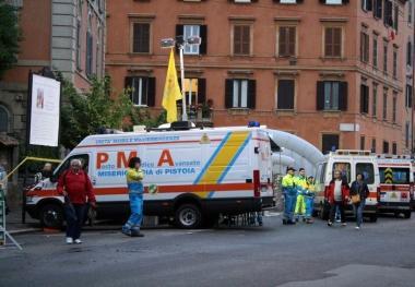 A fianco, il Posto medico avanzato allestito a Roma dai volontari della Misericordia; sotto la bara di Giovanni Paolo II in San Pietro