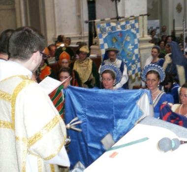 Don Ernesto Testi mentre benedice le bandiere 