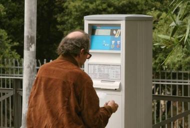 Sopra un parchimetro. A sinistra posti auto in piazza Garibaldi a Vada 