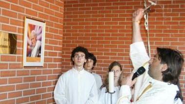 Padre De Santis benedice la sala intitolata a Wojtyla