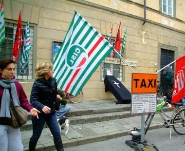 Sotto una protesta dei dipendenti del Teatro del Giglio, a destra i lavori in corso nella casa natale di Puccini