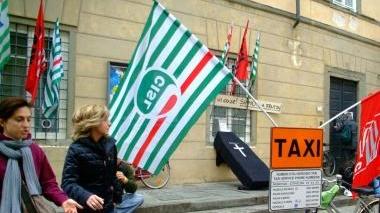 Sotto una protesta dei dipendenti del Teatro del Giglio, a destra i lavori in corso nella casa natale di Puccini