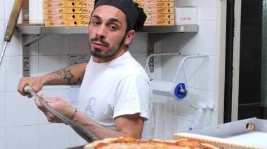 Il pizzaiolo Mauro sfoggia una delle gustose pizze. A destra le titolari Chiara e Maria