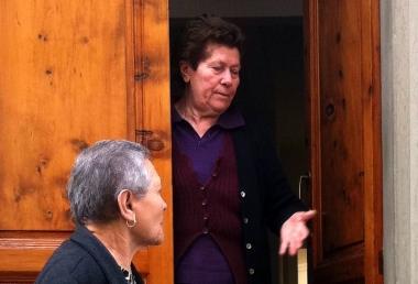 La moglie di Vincenzo Tauriello e a sinistra una vicina di casa 