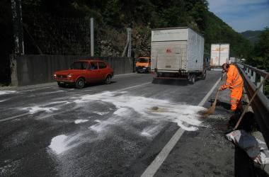 Il luogo dellincidente sulla via Lodovica e le auto dopo limpatto 